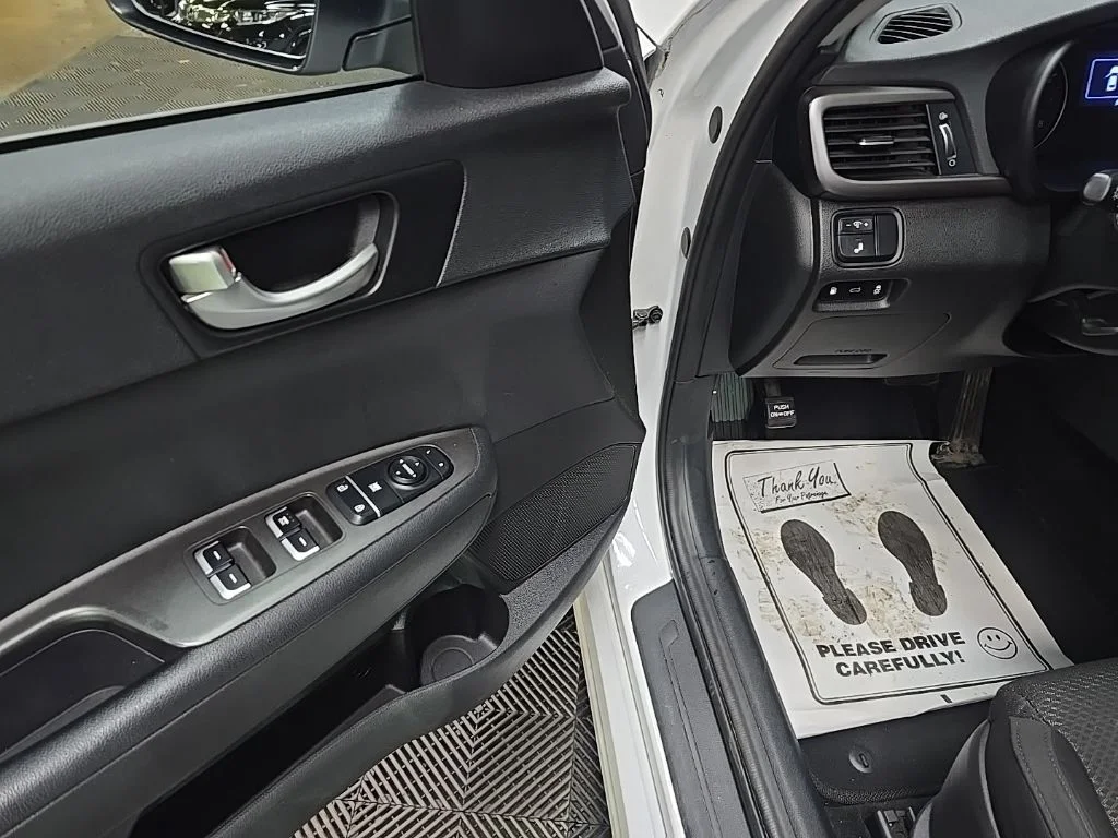 Used 2018 White Kia LX image 27