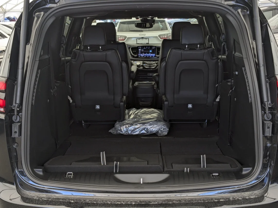 New 2027 Black Chrysler Select - - FWD - Stow n Go Seating - Adaptive Cruise - Blind-Spot - Apple CarPlay & More! image 29