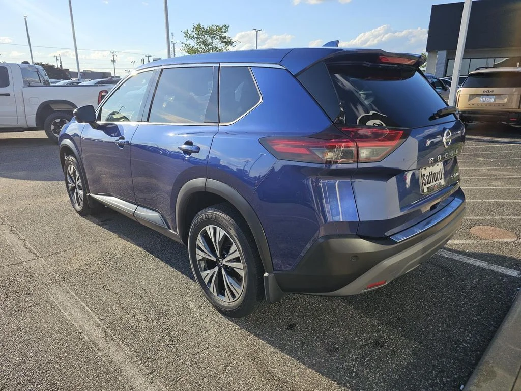 Used 2021 Blue Nissan SV image 3