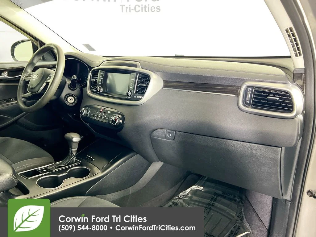 Used 2019 Titanium Silver Kia L image 27