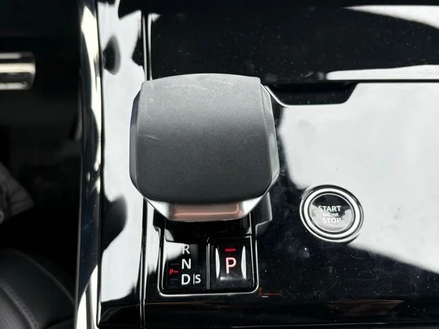 Certified Used 2025 White Land Rover Dynamic SE image 30