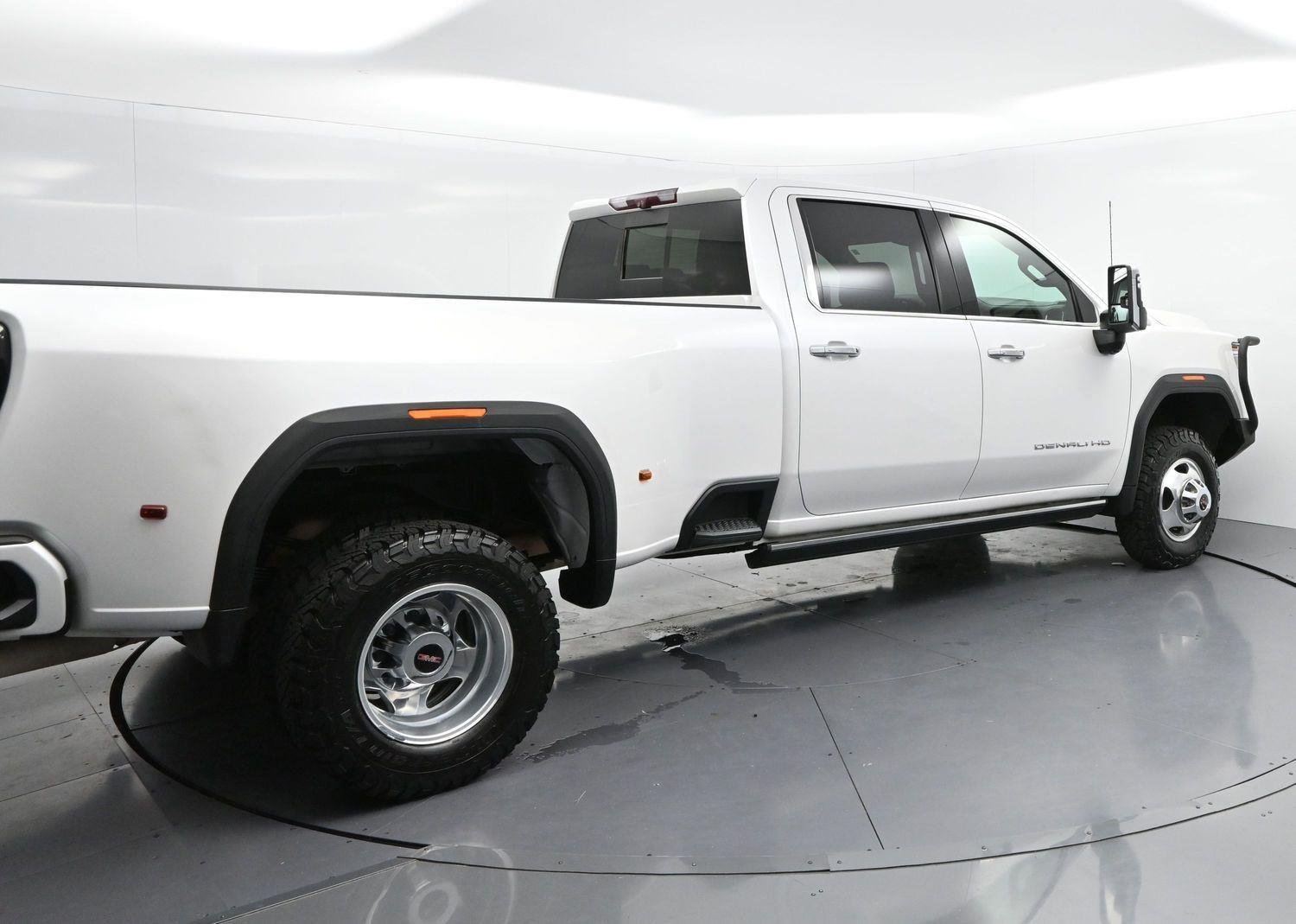 Used 2022 White Frost Tricoat GMC Denali image 7
