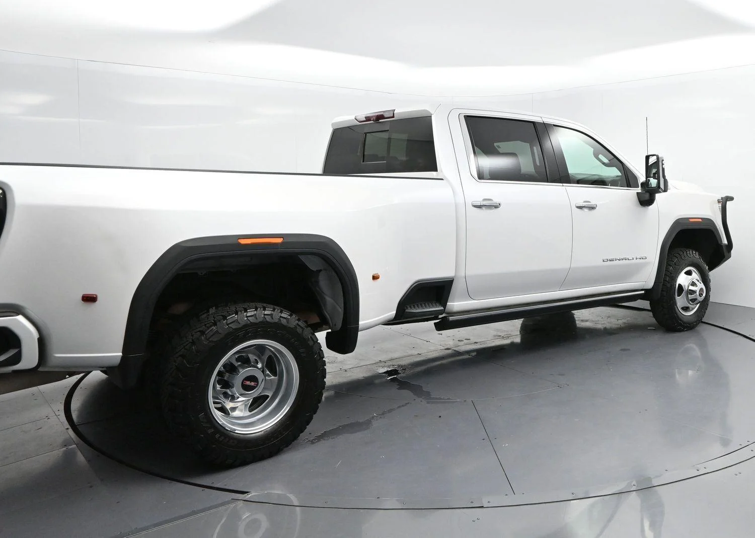 Used 2022 White Frost Tricoat GMC Denali image 7