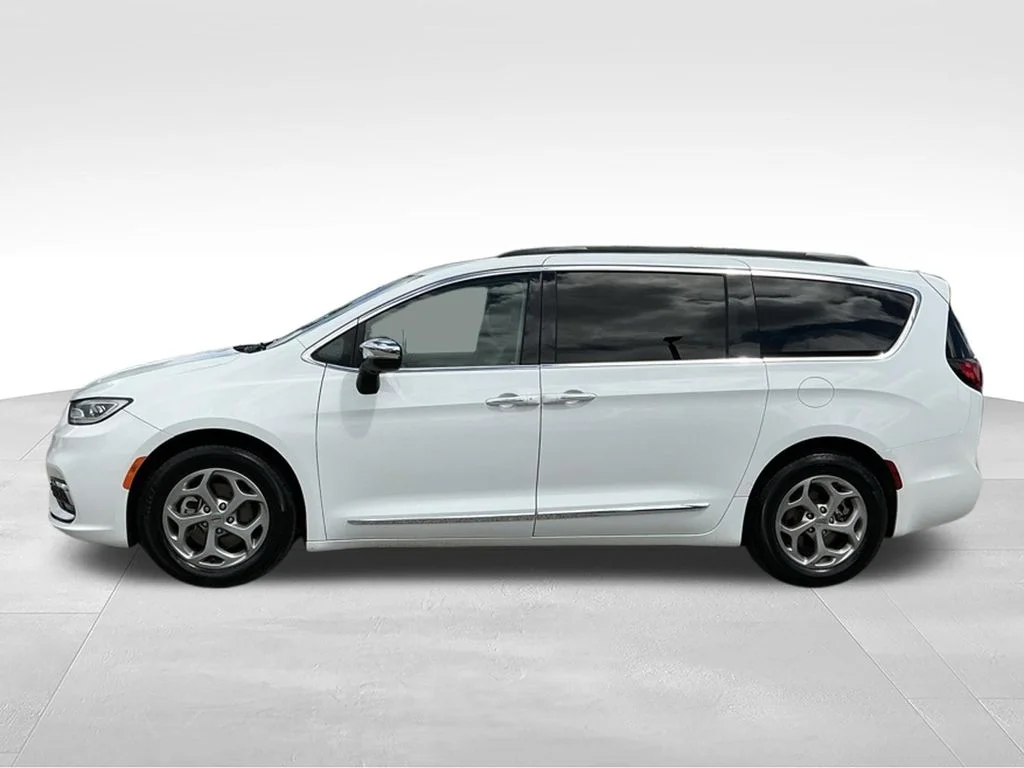 Used 2023 White Chrysler Limited image 3