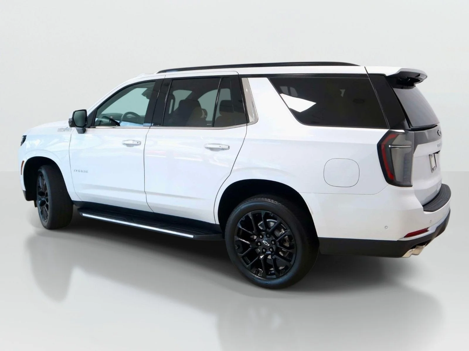 Used 2025 Iridescent Pearl Tricoat Chevrolet High Country image 3