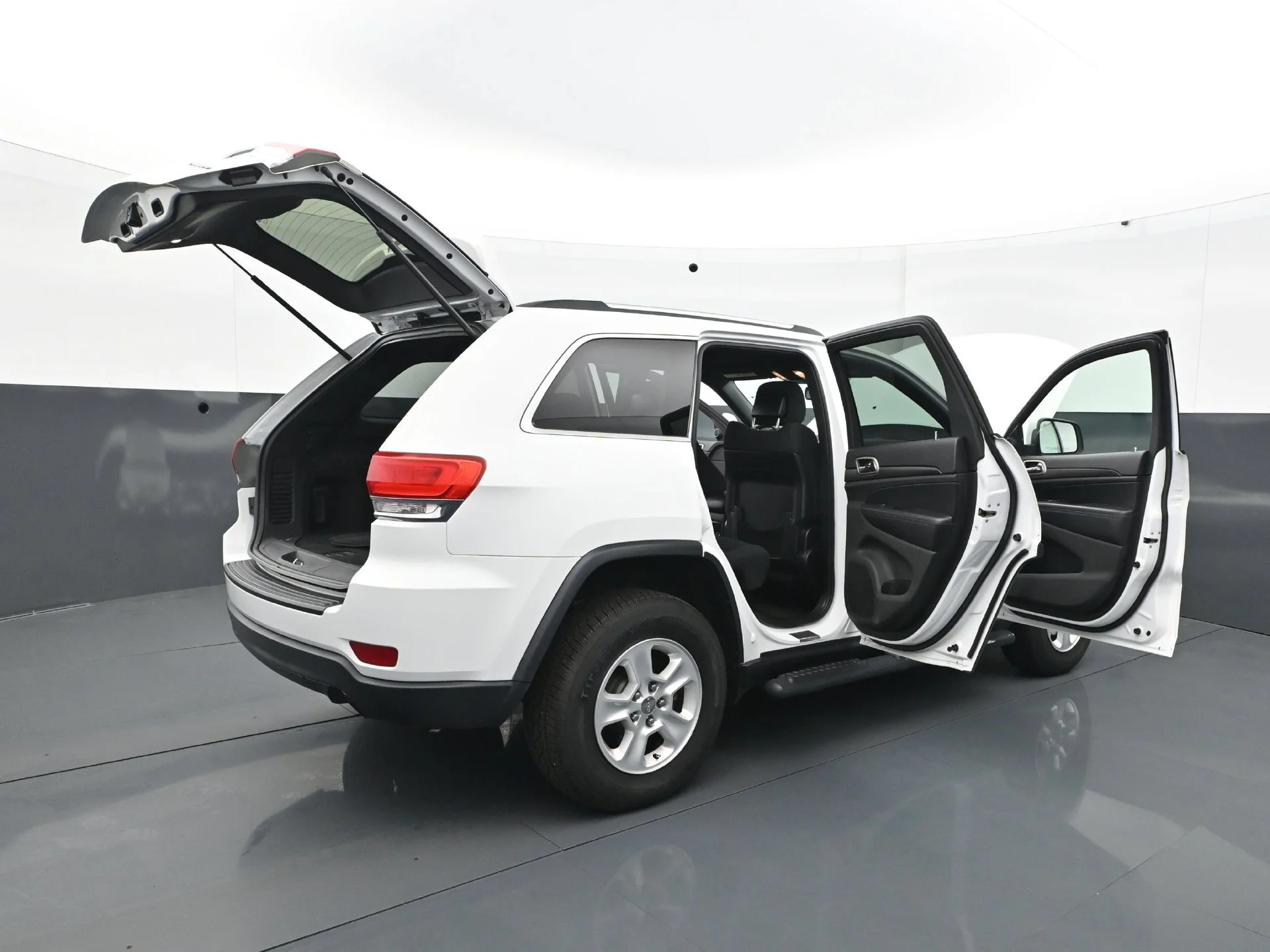 Used 2015 Bright White Clearcoat Jeep Laredo image 34