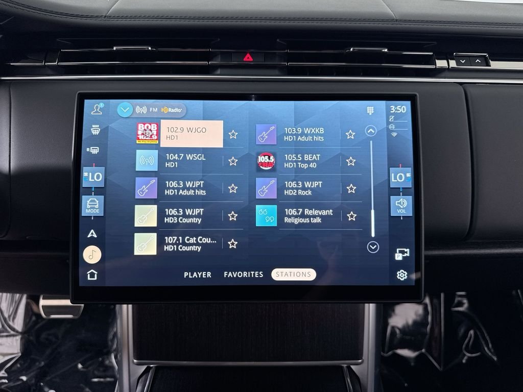 New 2026 SANTORN BLK MET Land Rover SE image 16