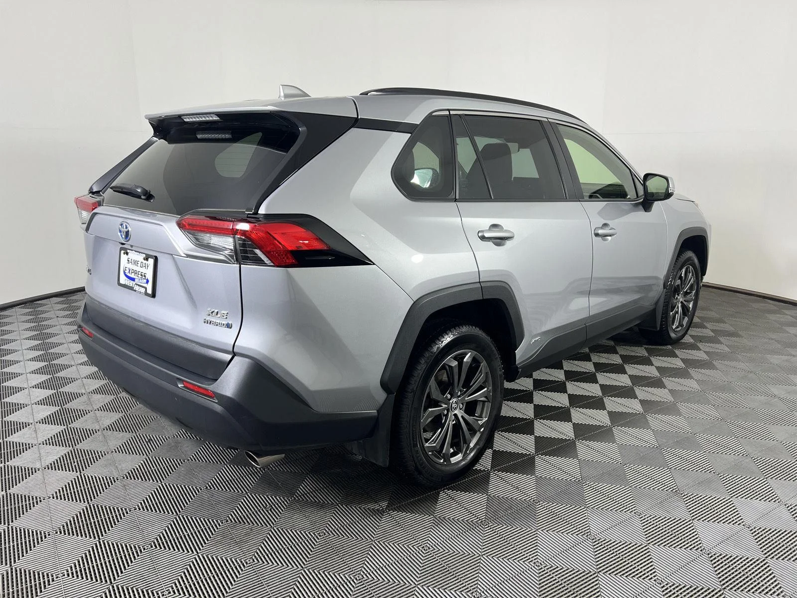 Used 2024 Silver Sky Metallic Toyota XLE Premium image 3
