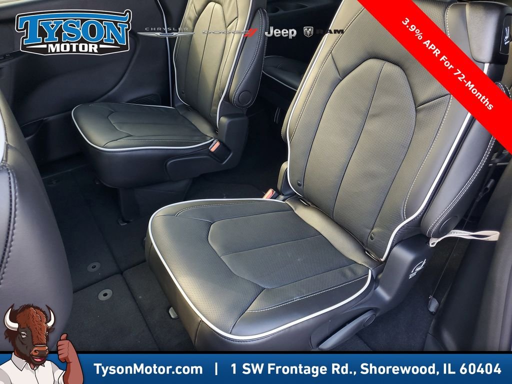 New 2026 Bright White Clear-Coat Exterior Paint Chrysler Limited image 12