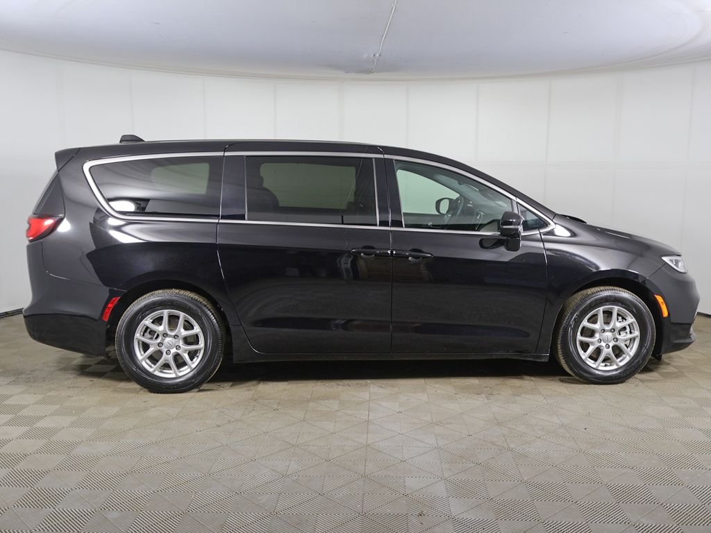 2025 Chrysler Pacifica Select - Photo 15