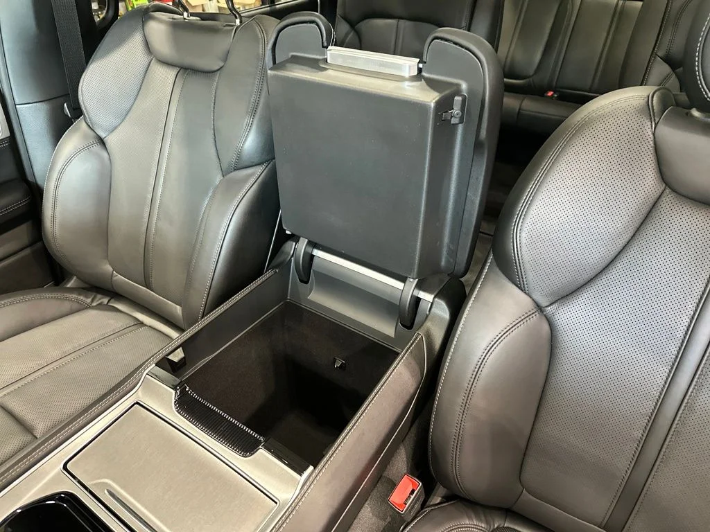 New 2026 Baltic-Gray Metallic Clear-Coat Exterior Paint Jeep Limited Reserve image 30