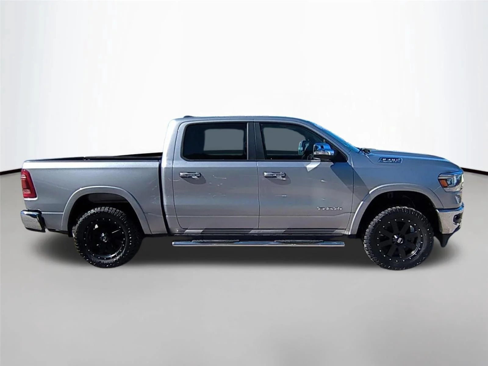 Used 2019 Billet Silver Metallic Clearcoat Ram Laramie image 6