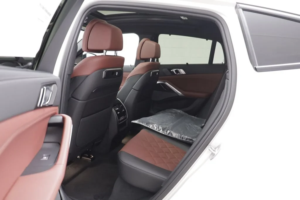 New 2027 MINERAL WHITE BMW xDrive40i image 14