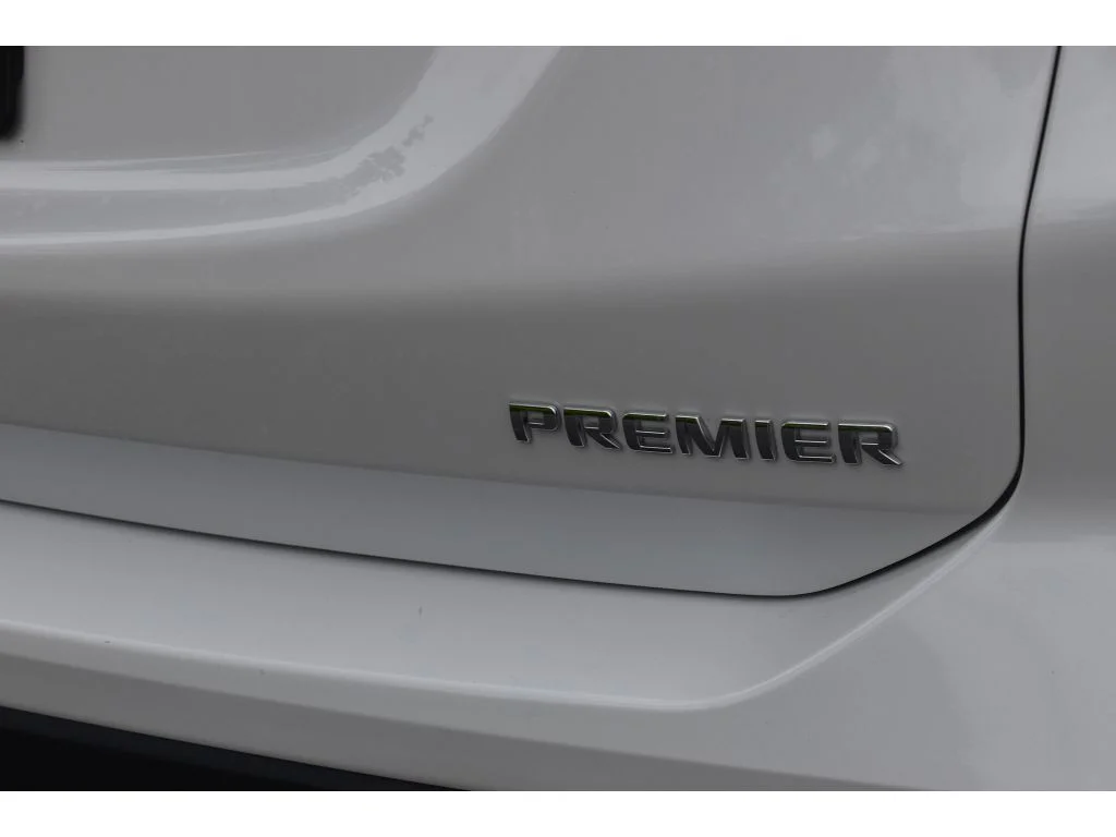 Used 2022 Iridescent Pearl Tricoat Chevrolet Premier image 27