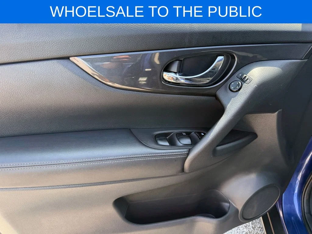 Used 2020 Blue Nissan SV image 5