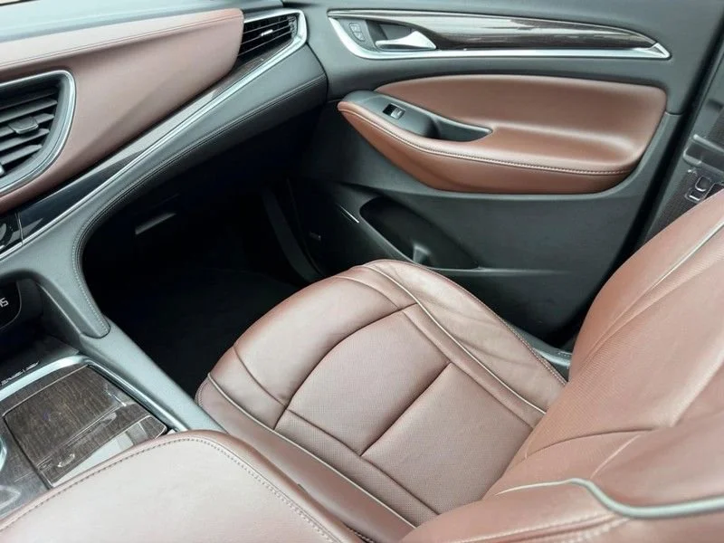 Used 2021 WHITE FROST TRICOAT Buick Avenir image 19