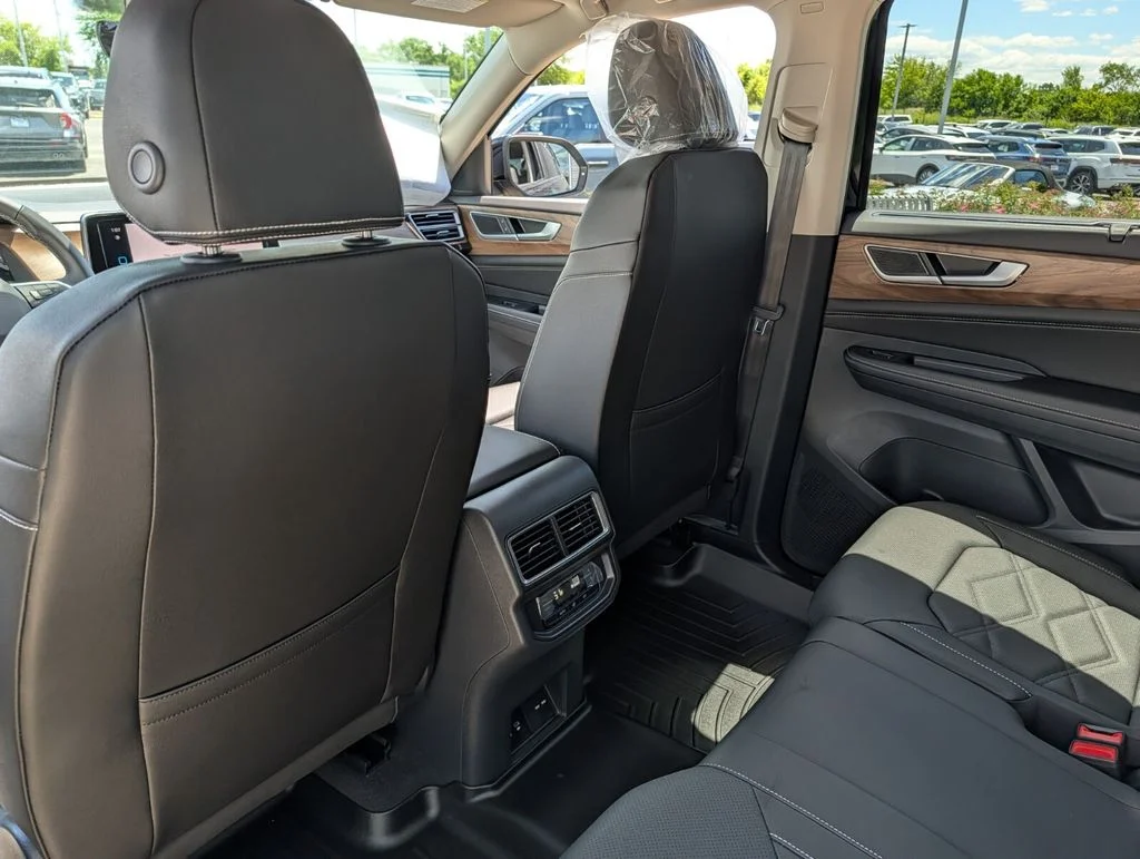 New 2026 Black Volkswagen 2.0T SE w/Technology image 13