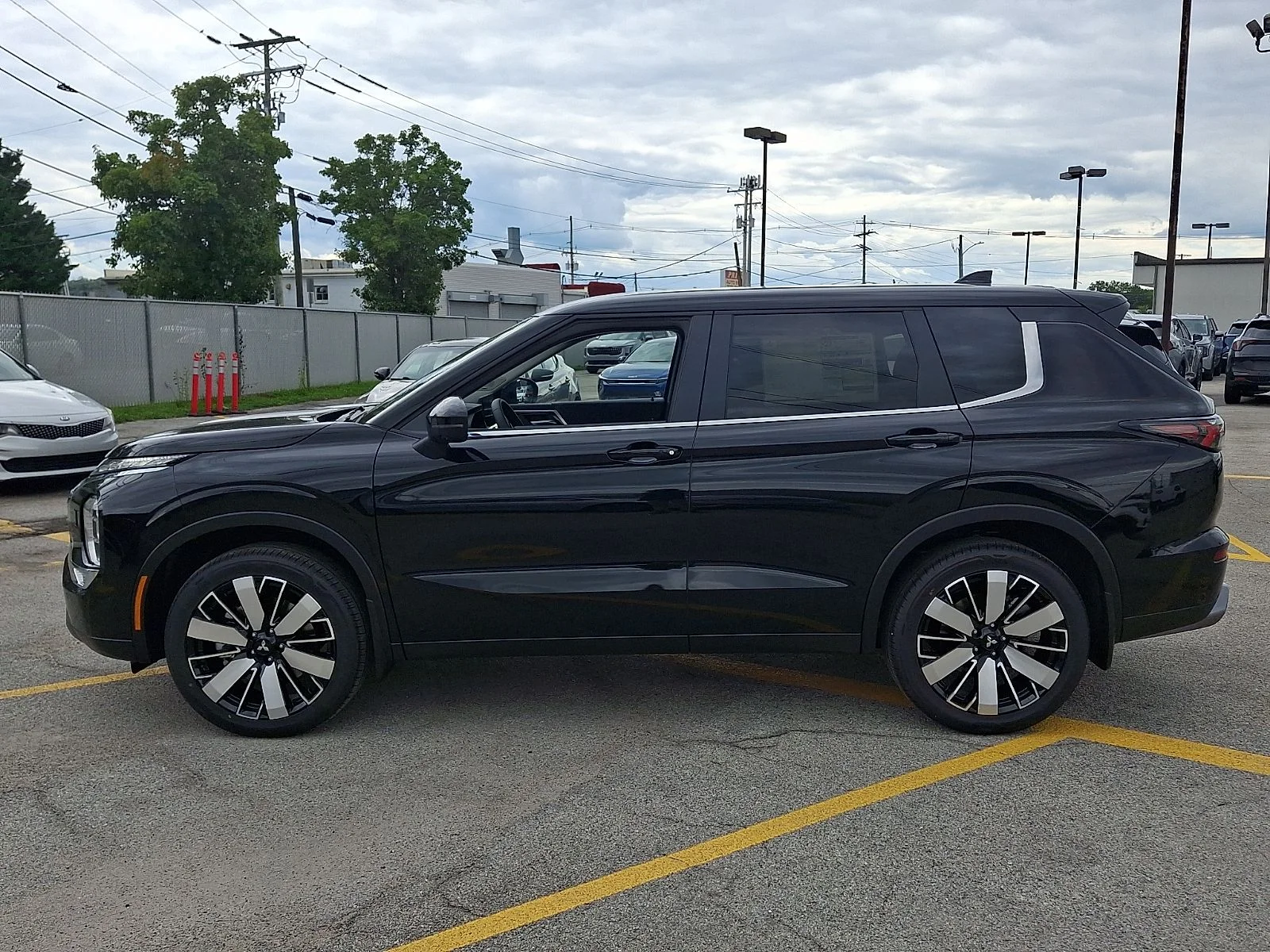 New 2026 Black Mitsubishi SE image 5