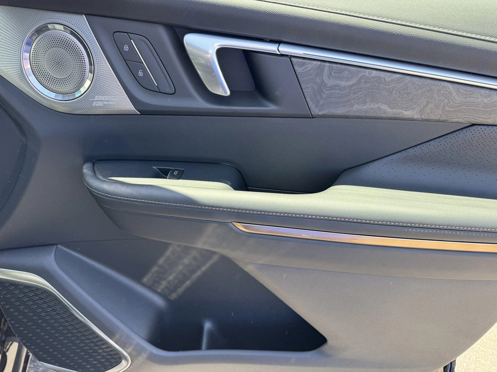 New 2026 Ebony Twilight Metallic Buick Avenir image 9