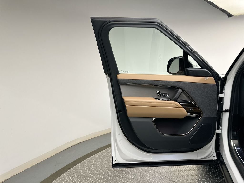 New 2026 Fuji White Land Rover SE image 9