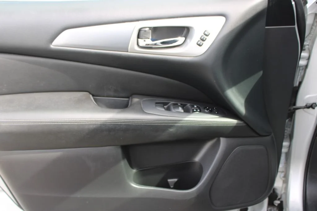 Used 2018 Silver Nissan SL image 33