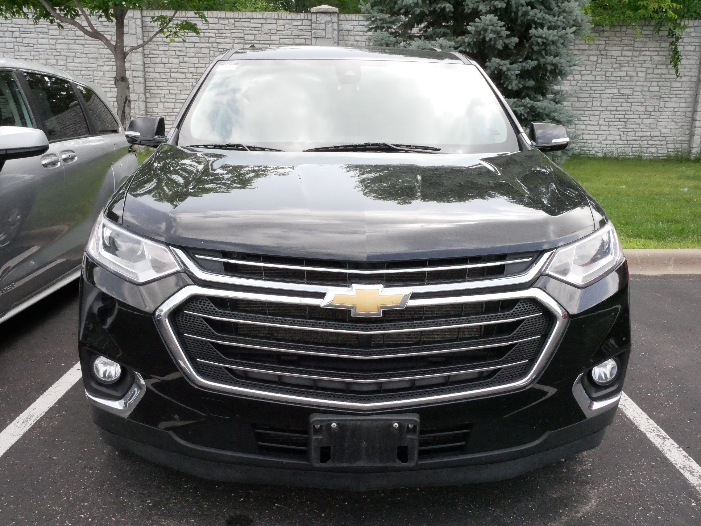 Used 2020 Chevrolet Traverse 3LT with VIN 1GNEVHKW1LJ209342 for sale in Brooklyn Center, Minnesota