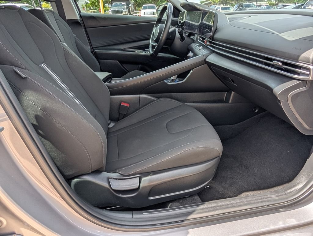 Used 2025 Silver Hyundai SEL Convenience image 23