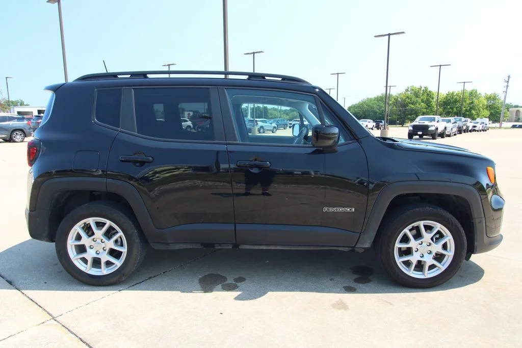 Used 2021 Black Jeep Latitude image 4