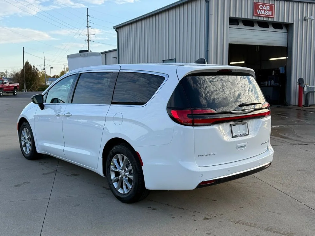 New 2026 Bright White Clear-Coat Exterior Paint Chrysler Limited image 5