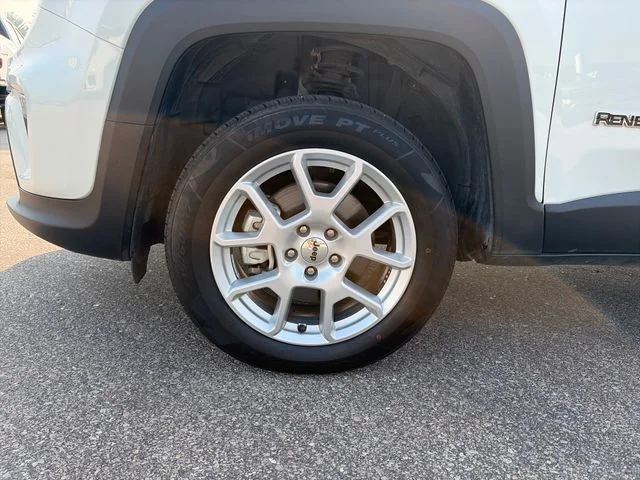 Used 2023 Alpine White Clearcoat Jeep Latitude image 12