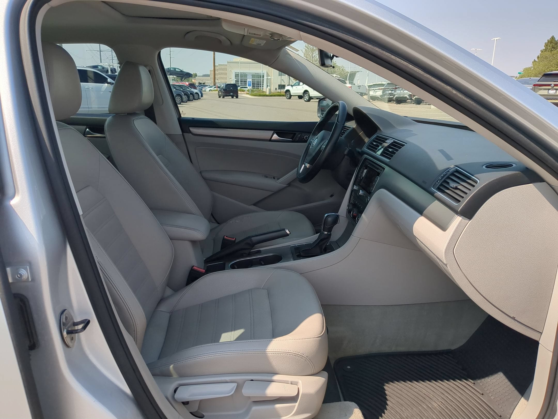 Used 2015 Reflex Silver Metallic Volkswagen 1.8T SE image 32