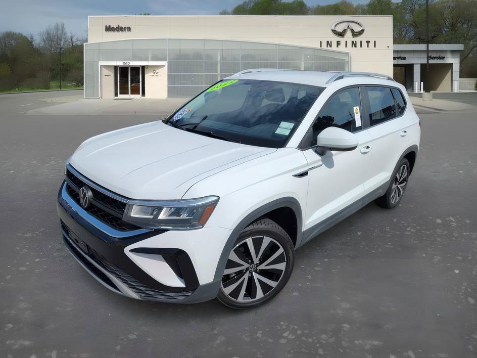 Used 2022 Pure White Volkswagen SE image 1