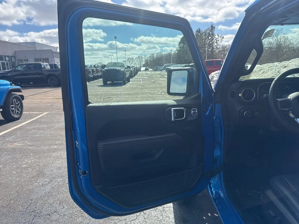 Used 2025 Blue Jeep Sahara image 17