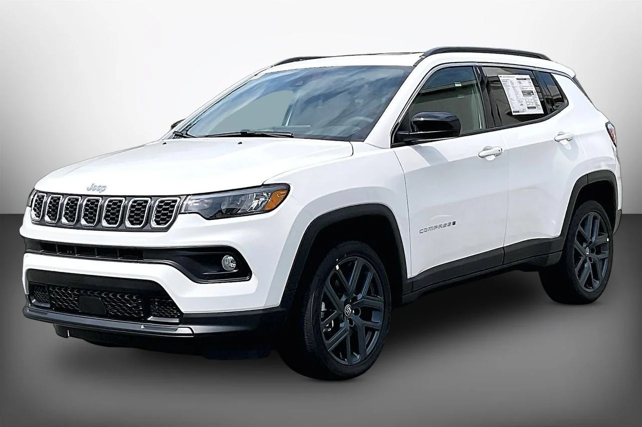 New 2026 Bright White Clearcoat Jeep Latitude image 4