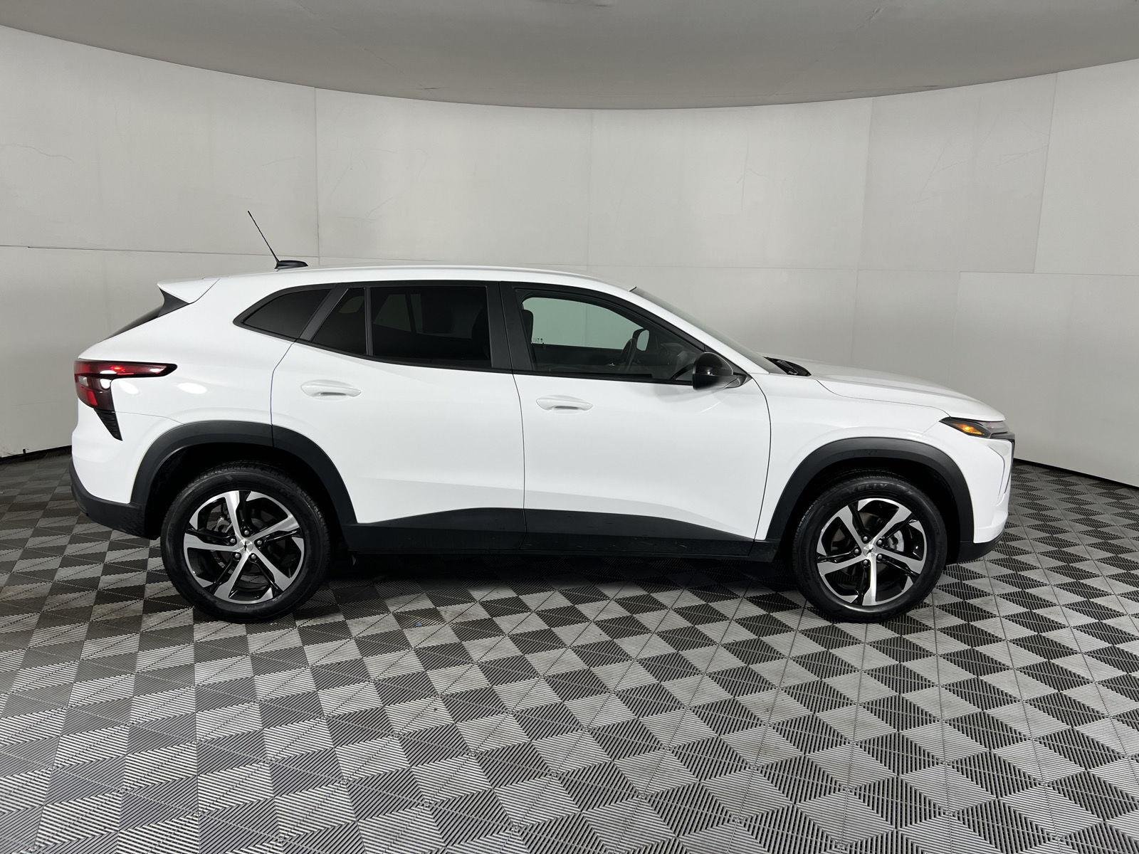Used 2025 Summit White Chevrolet 1RS image 24