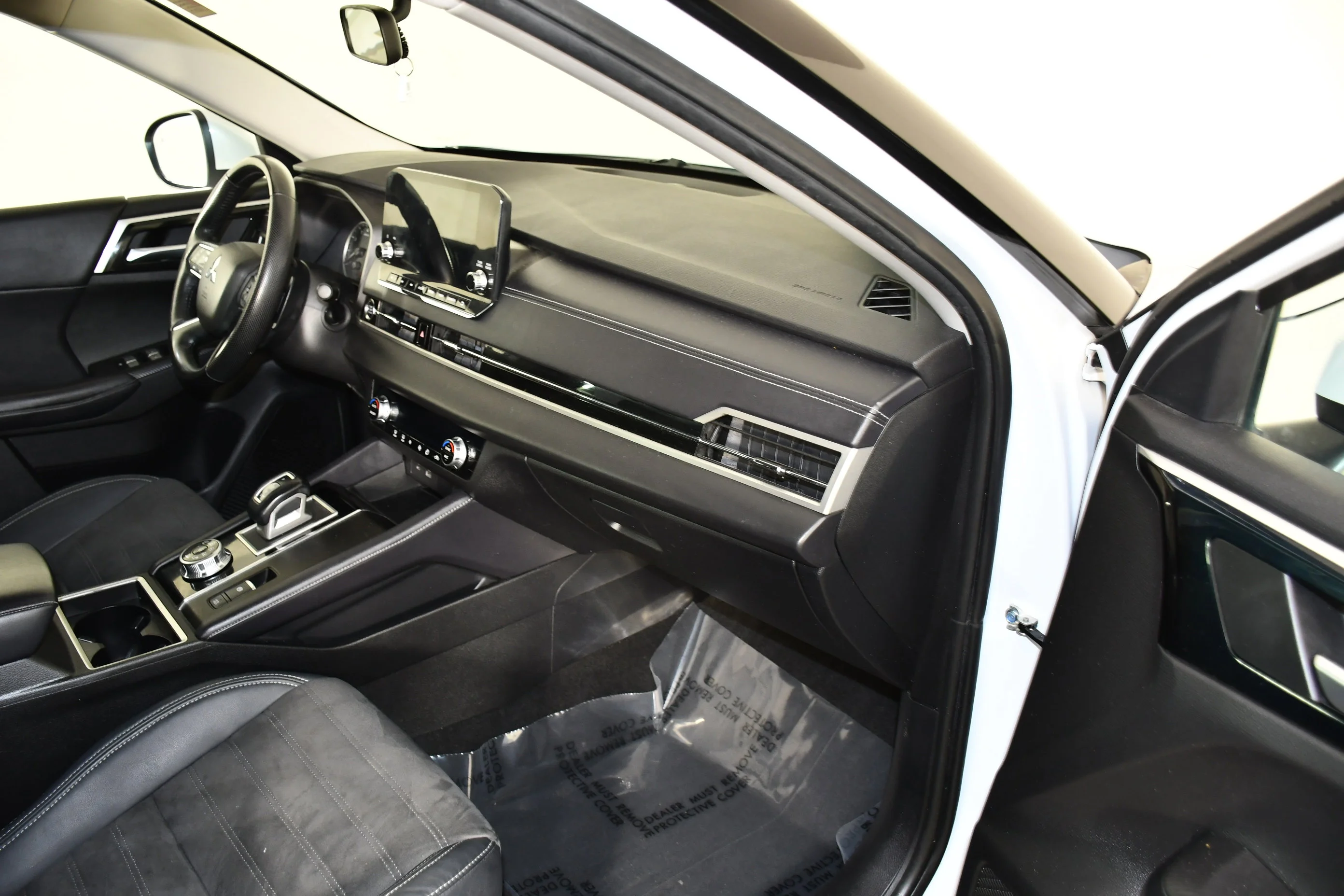 Certified Used 2023 White Diamond Mitsubishi SE image 40