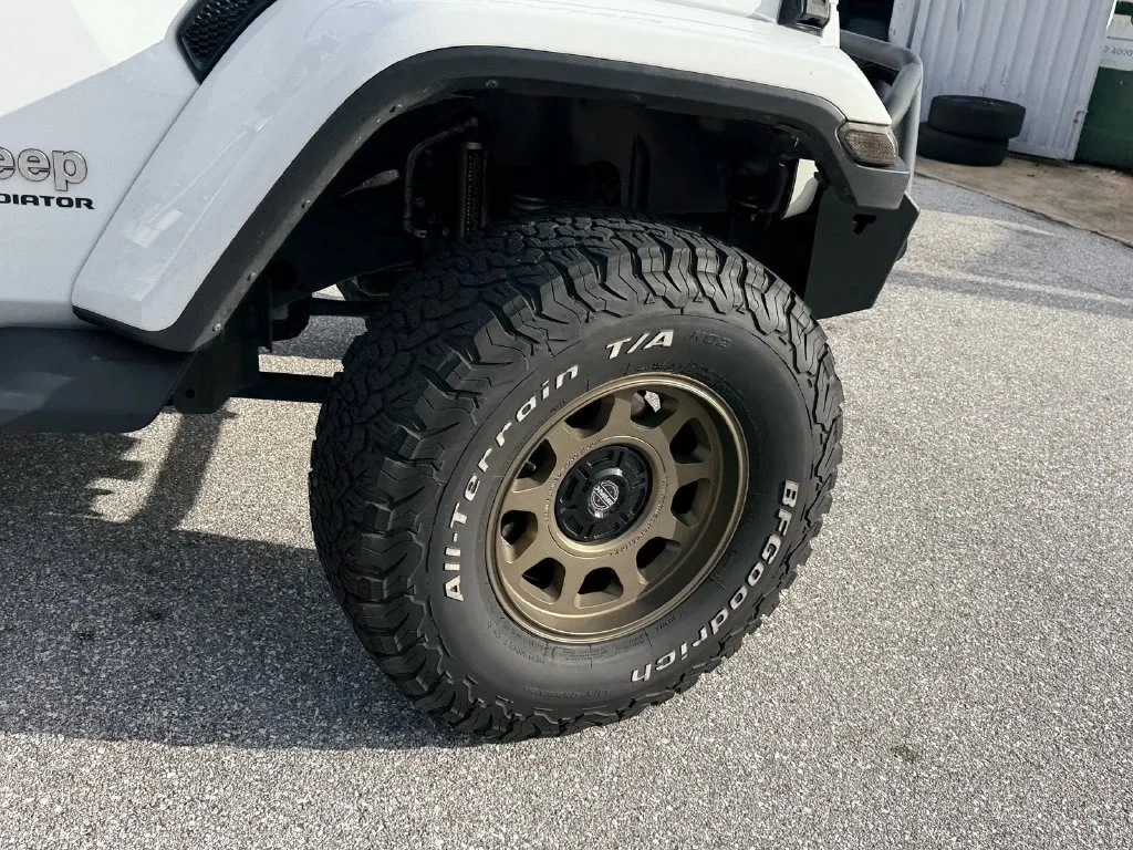 Used 2022 White Jeep Overland image 9