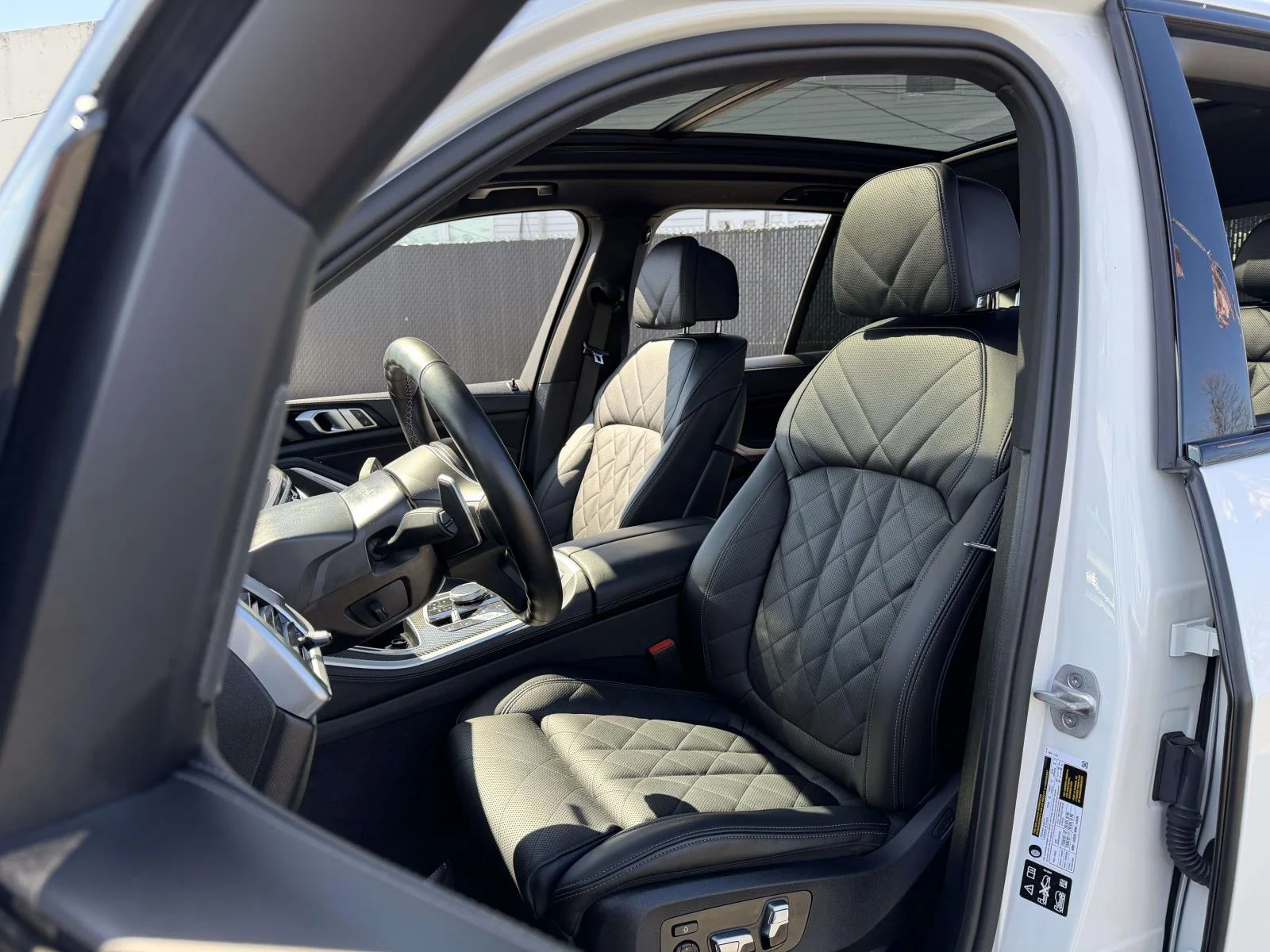 Used 2026 White BMW M60i image 25