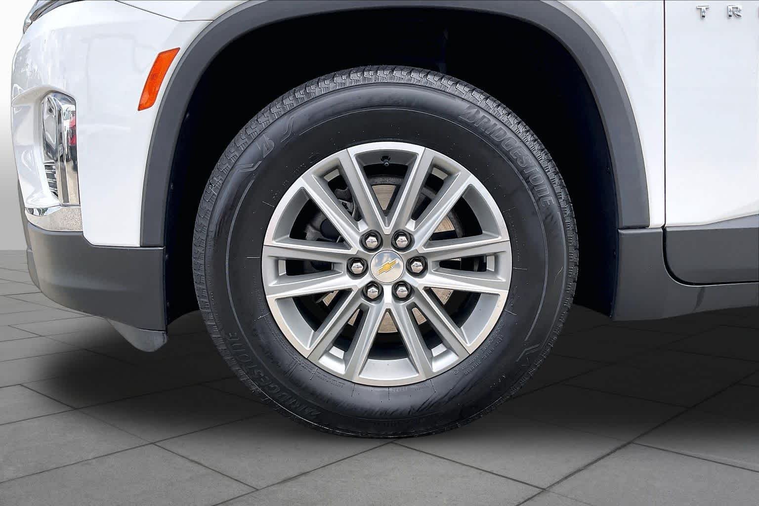 Used 2023 Summit White Chevrolet LT Cloth image 11