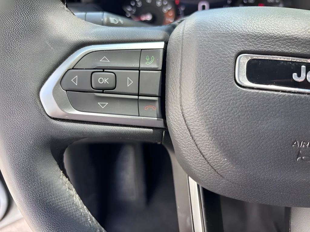 Used 2025 Bright White Clearcoat Jeep Latitude image 14