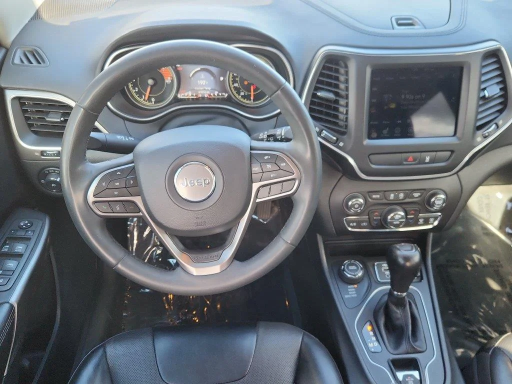 Used 2022 Sting-Gray Clearcoat Jeep Latitude Lux image 10