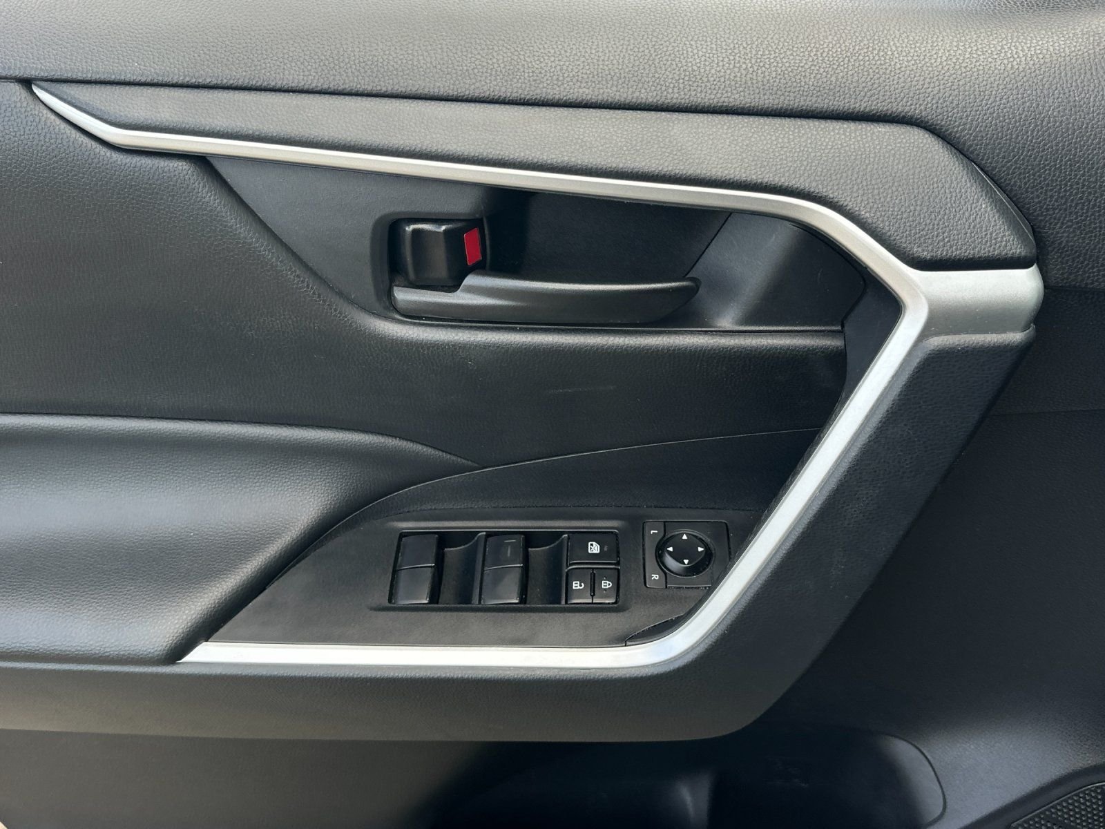 Used 2023 Ice Toyota LE image 10