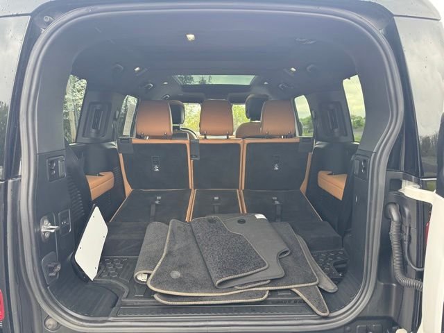 Used 2023 Fuji White Land Rover SE image 10