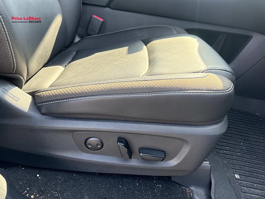 Certified Used 2025 Gun Metallic/Super Black Nissan SL image 10