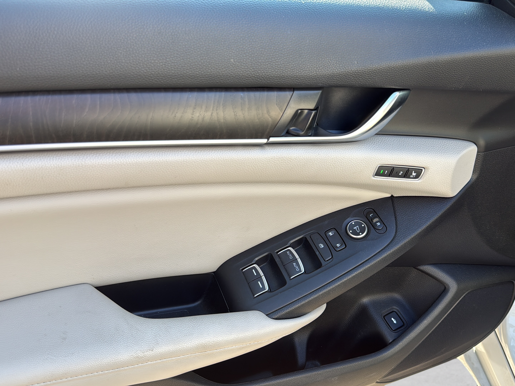 Used 2020 White Honda EX-L image 24