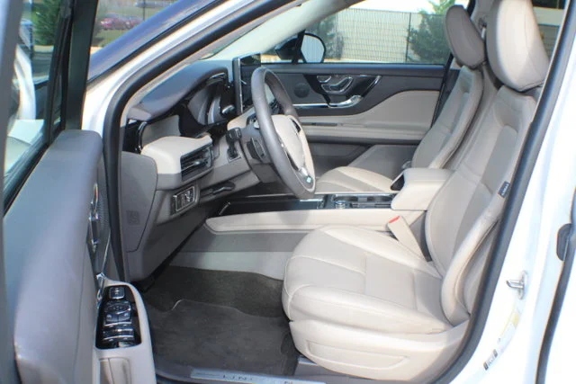 Used 2024 White Lincoln Premiere image 11