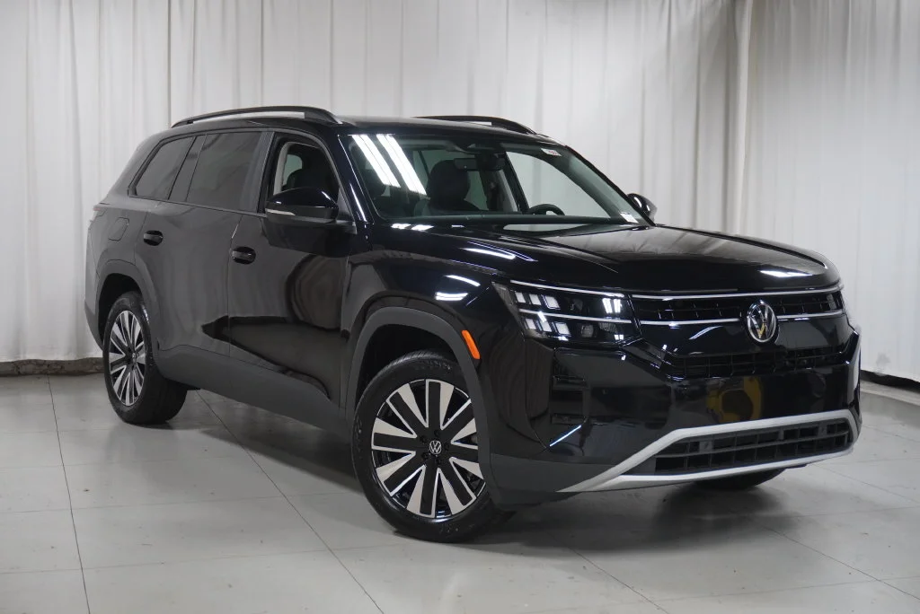 New 2027 Deep Black Volkswagen SE w/Technology image 3