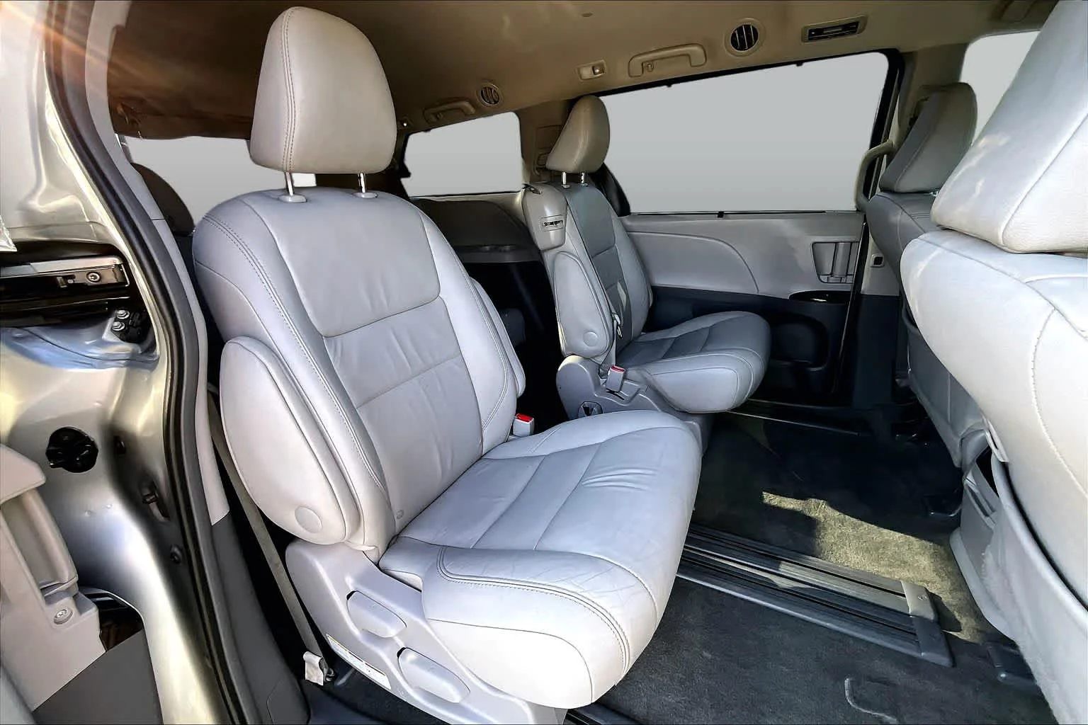 Used 2017 Silver Sky Metallic Toyota XLE Auto Access Seat image 19