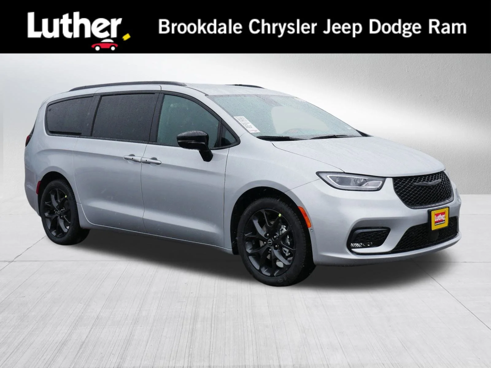 2026 Chrysler Pacifica Select's photo