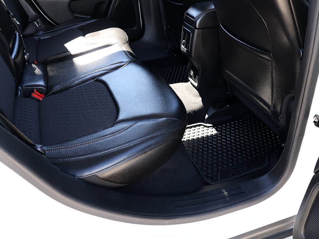 Used 2018 White Clearcoat Jeep Latitude image 29